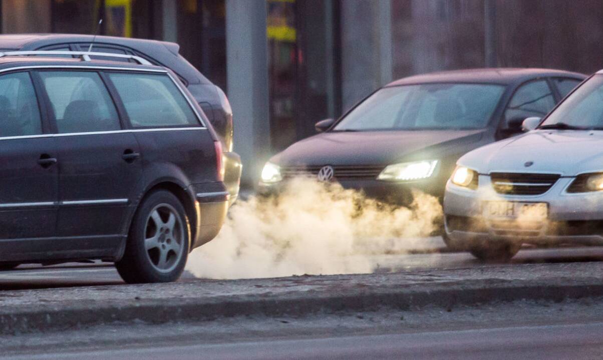 Parlamente – siūlymas aplinkosaugininkams tikrinti mažiau automobilių dėl taršos