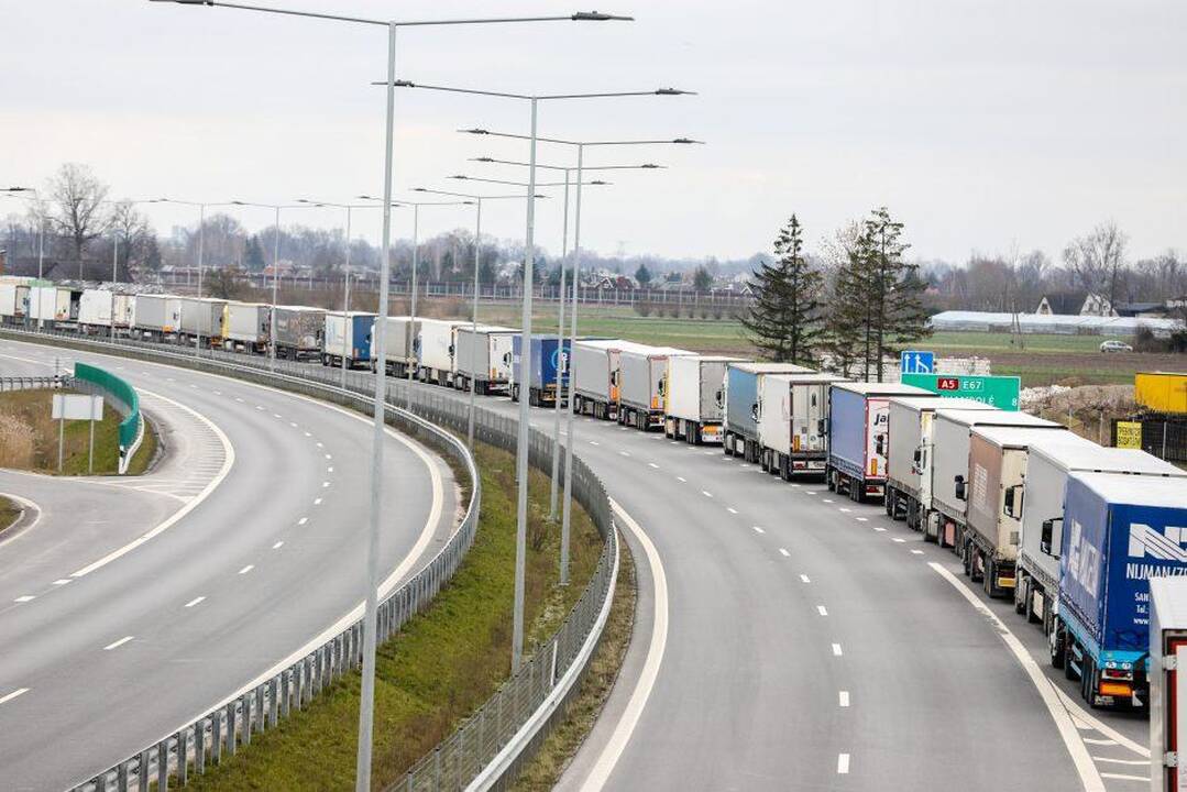 Nelikus eilių, Lenkija apribojo krovininio transporto eismą per Lazdijų punktą