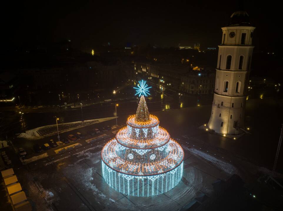 Sostinės Katedros aikštėje įžiebta Kalėdų eglė