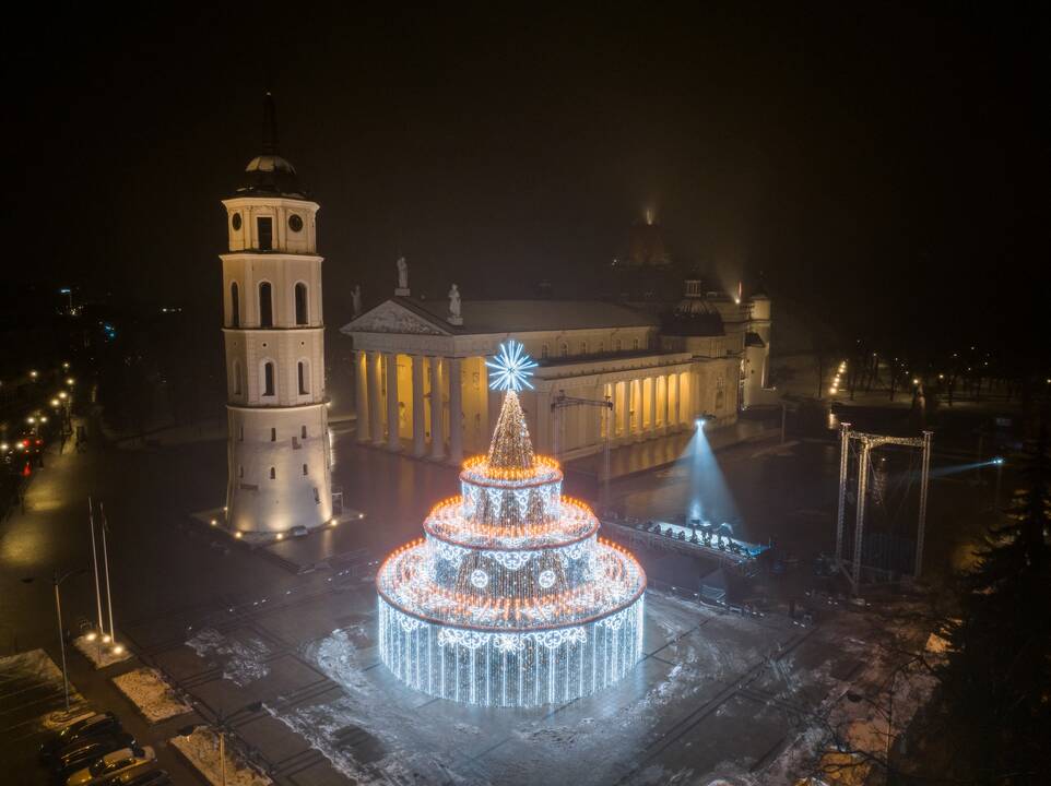 Sostinės Katedros aikštėje įžiebta Kalėdų eglė