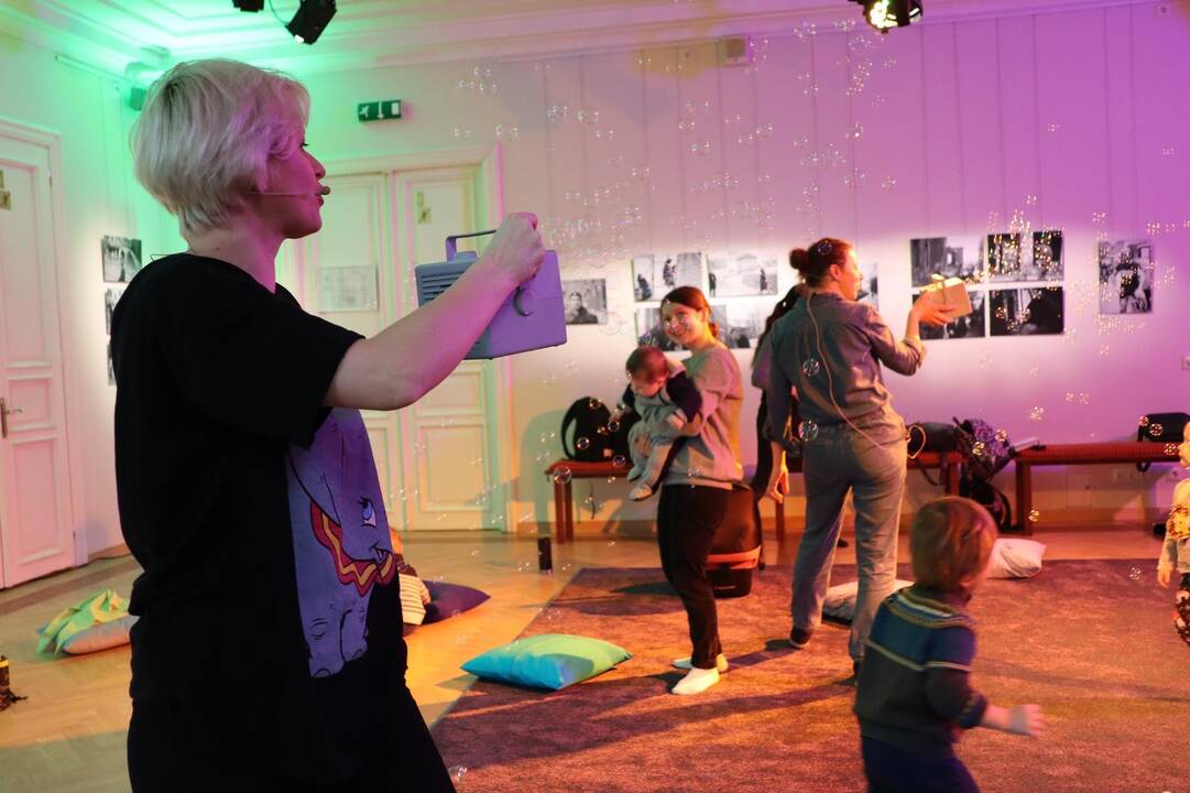 Edukacinį renginį inspiravo neseniai Vilniaus mažajame teatre įvykusi premjera kūdikiams „Manuliukai“.