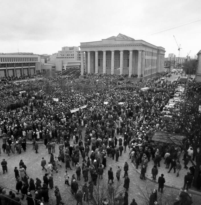 Saugumiečiai stebėjo į Sausio 13-osios aukų laidotuves atėjusius žmones