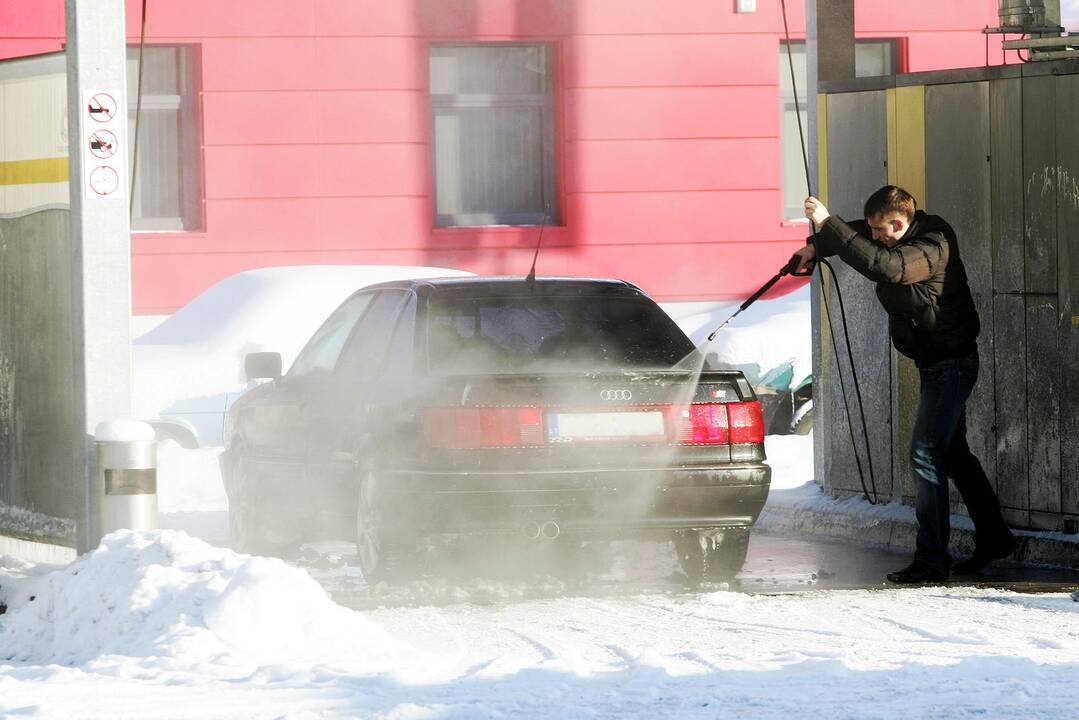 Kokiu oru išmintingiau plauti automobilį