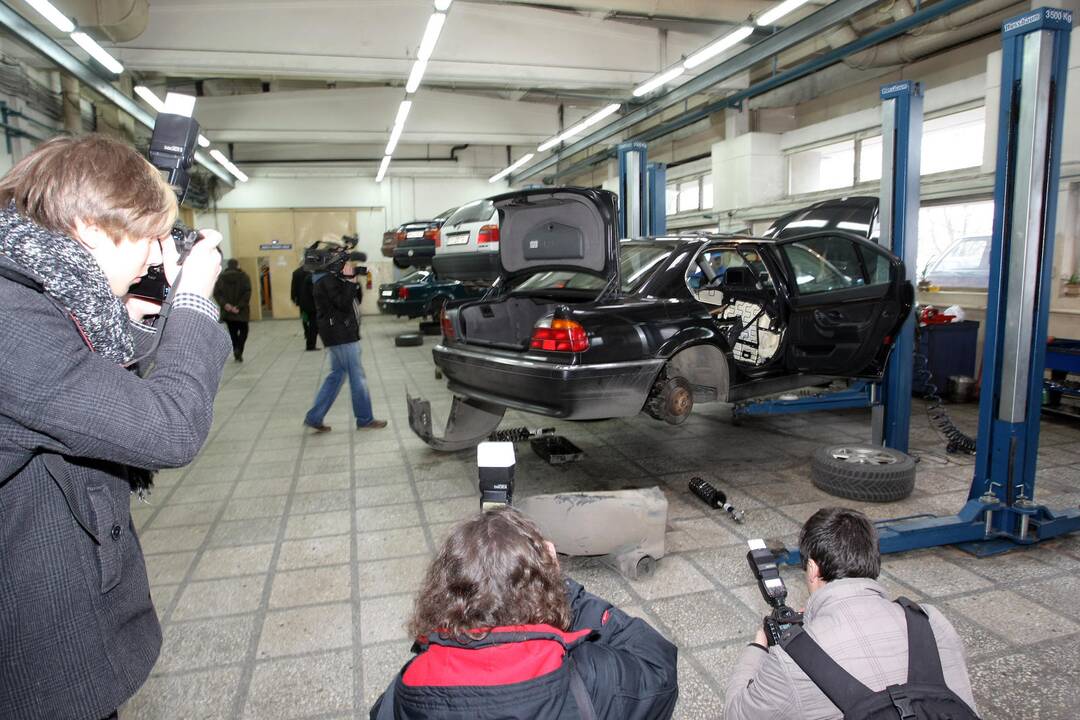 Seimo kanceliarija parduoda 16 automobilių