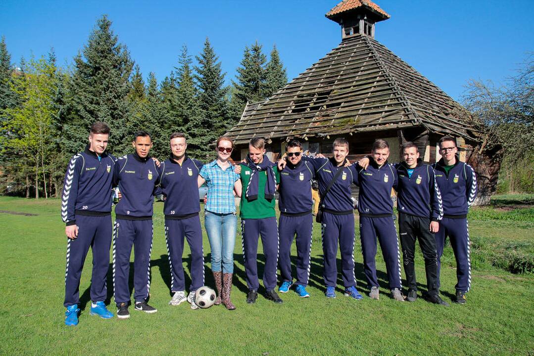 F.B.K. "Kauno" futbolininkai tvarkė regbio stadiono aplinką
