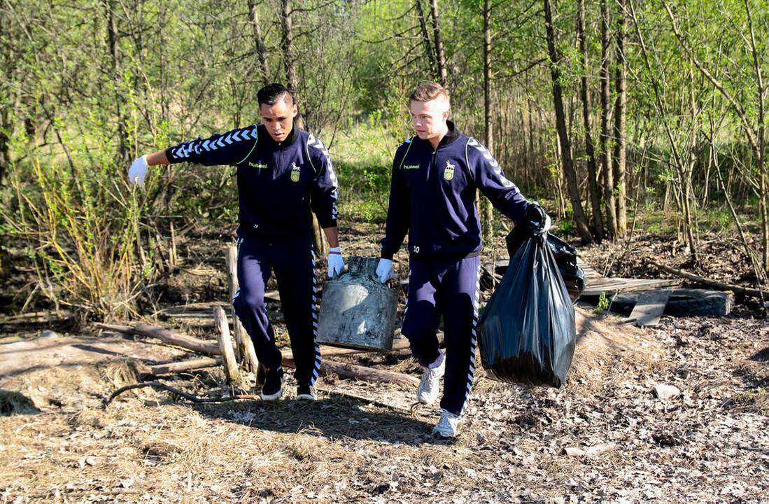 F.B.K. "Kauno" futbolininkai tvarkė regbio stadiono aplinką