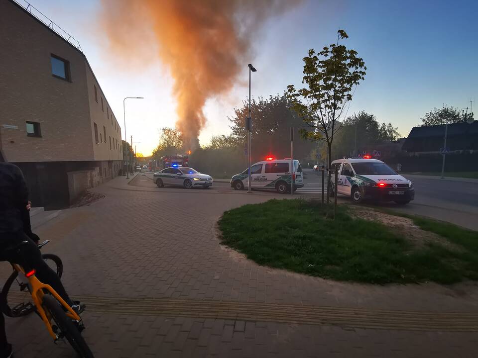 Vilniuje užsiliepsnojo gyvenamojo namo stogas