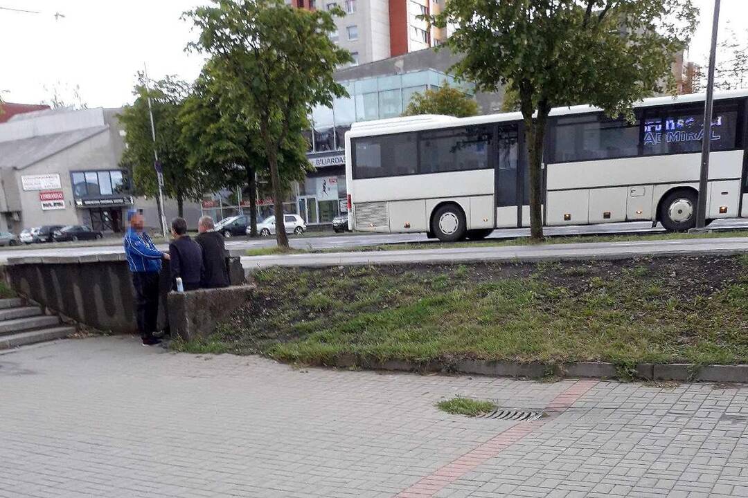 Viešose vietose girtaujantys kauniečiai