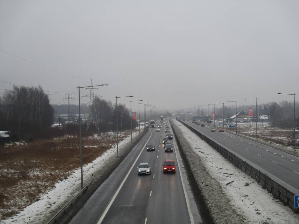 Eismo sąlygas vietomis sunkina rūkas ir plikledis