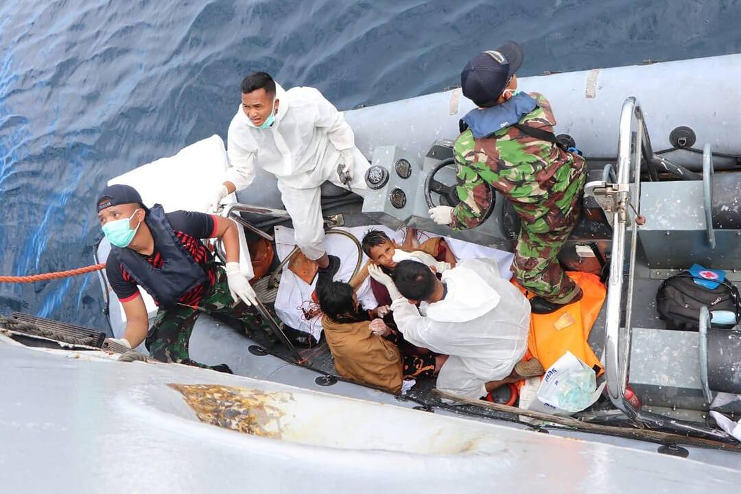 Indonezijos žvejai išgelbėjo dar 10 žmonių iš nuskendusio krovininio laivo
