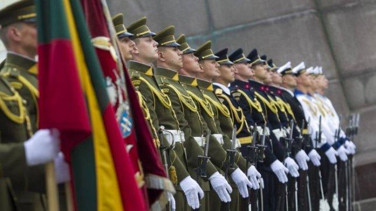 Rusijos veiksmai Ukrainoje paskatino lietuvius remti kariuomenę
