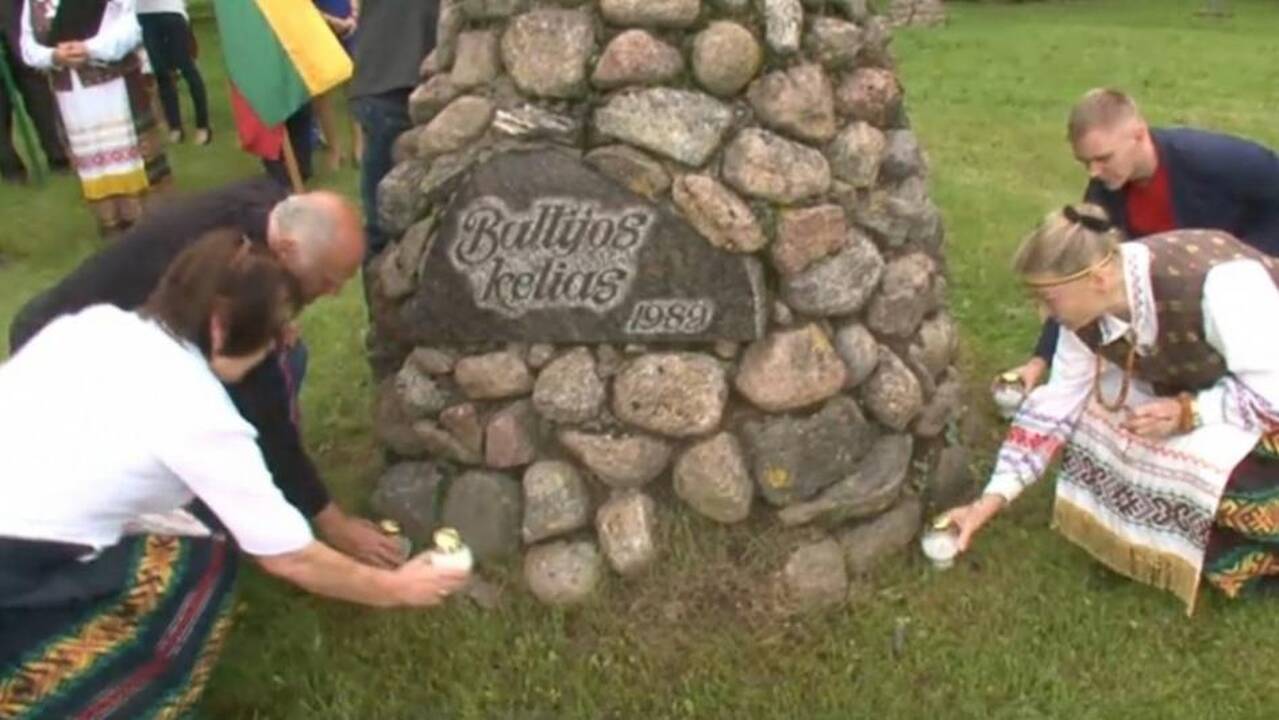 Baltijos kelias: pasvaliečiai vėl simboliškai susikibo rankomis