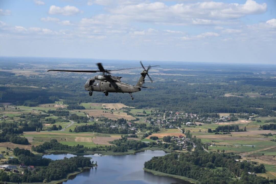 Lietuva pasirašė sutartį su JAV dėl keturių „Black Hawk“ sraigtasparnių pirkimo