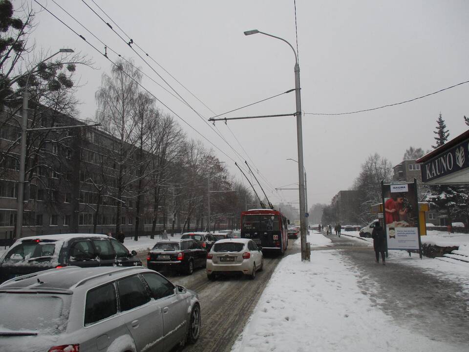 Eismo sąlygos sudėtingos: naktį daug kur snigs, susidarys plikledis