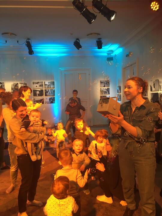 Edukacinį renginį inspiravo neseniai Vilniaus mažajame teatre įvykusi premjera kūdikiams „Manuliukai“.