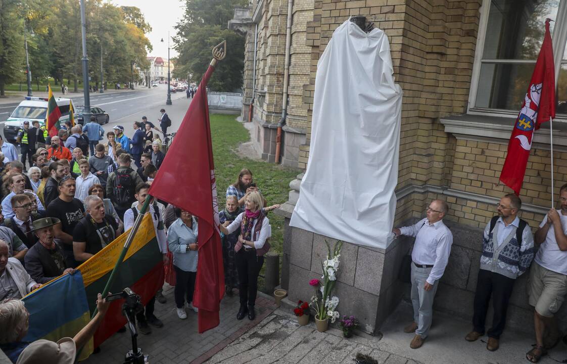 Generolo Vėtros lenta vėl užkabinta