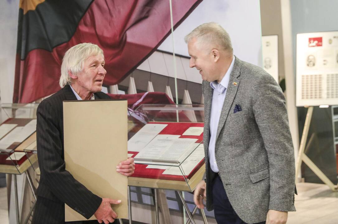 Paroda „Vasario 16-osios Akto signatarai pašto ženkluose"