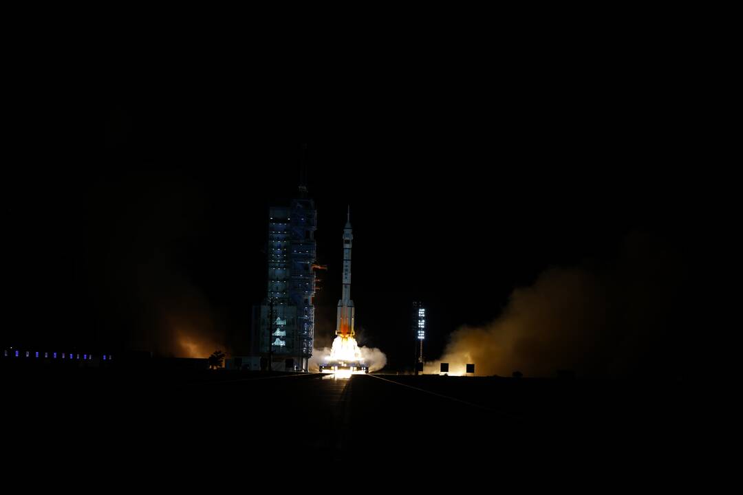 Kinų taikonautai sėkmingai pakilo skristi į „Tiangong“ kosminę stotį