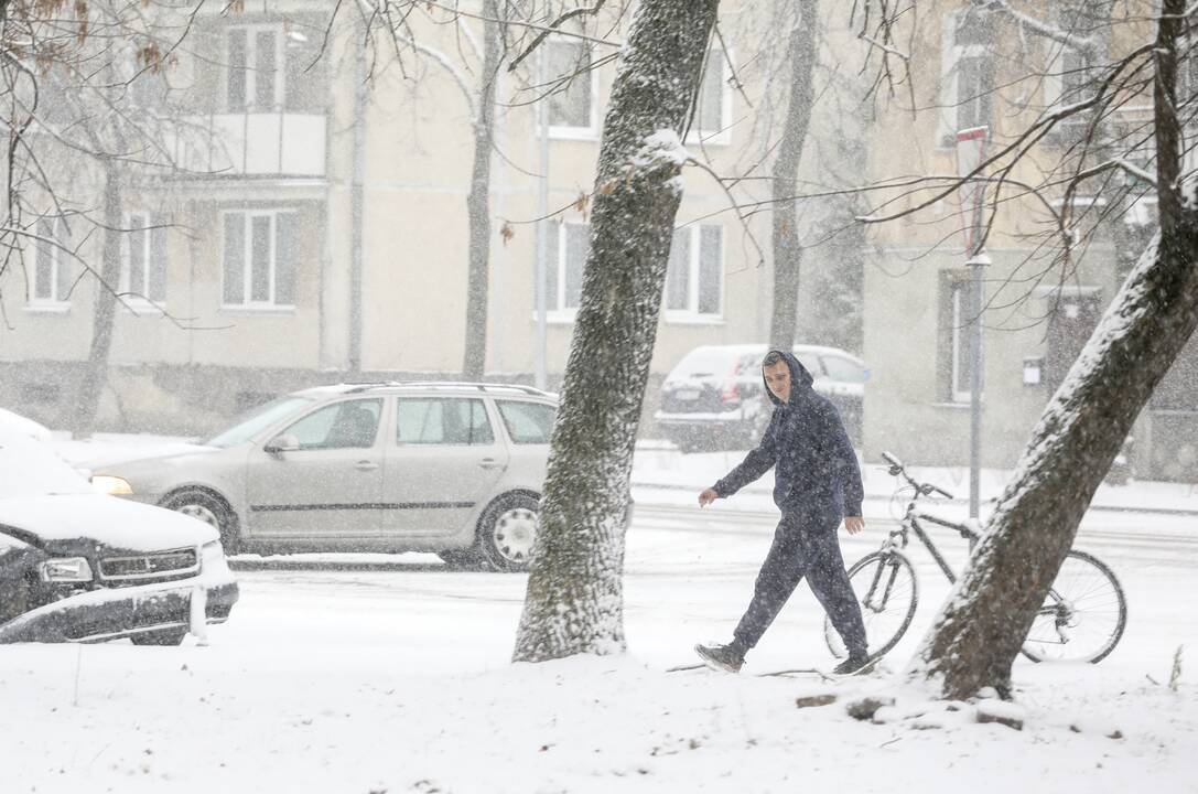 Eismo sąlygas sunkina snygis ir plikledis