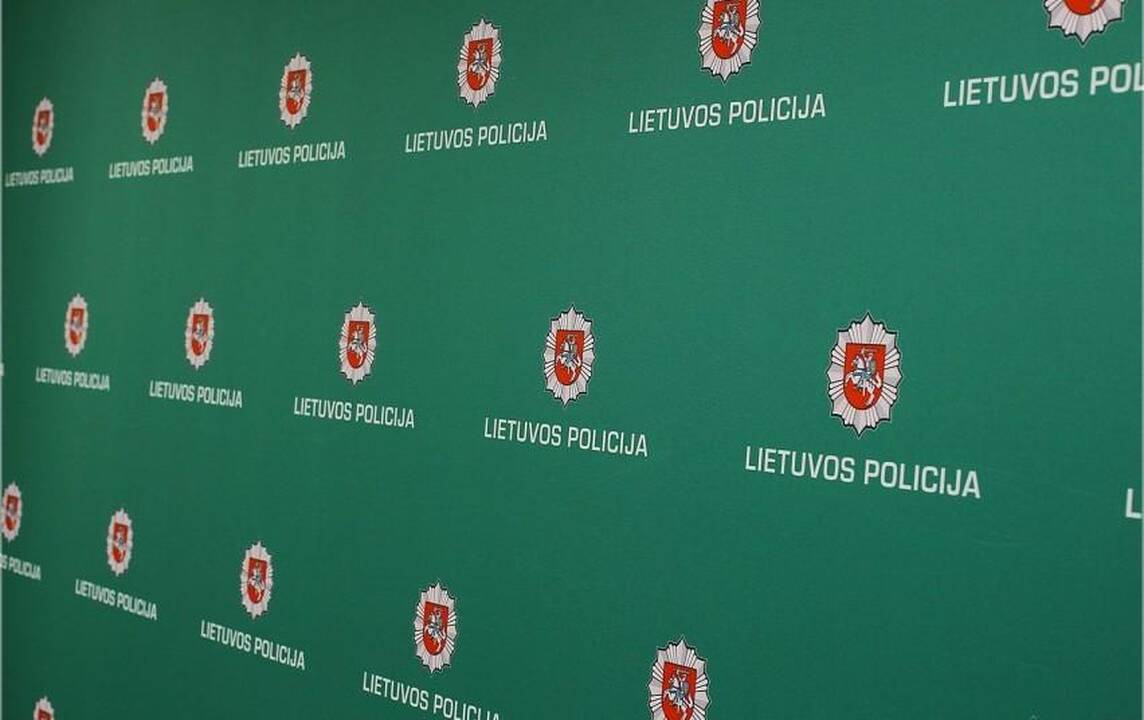 Iš tarnybos atleistas neblaivus merginą persekiojęs policininkas