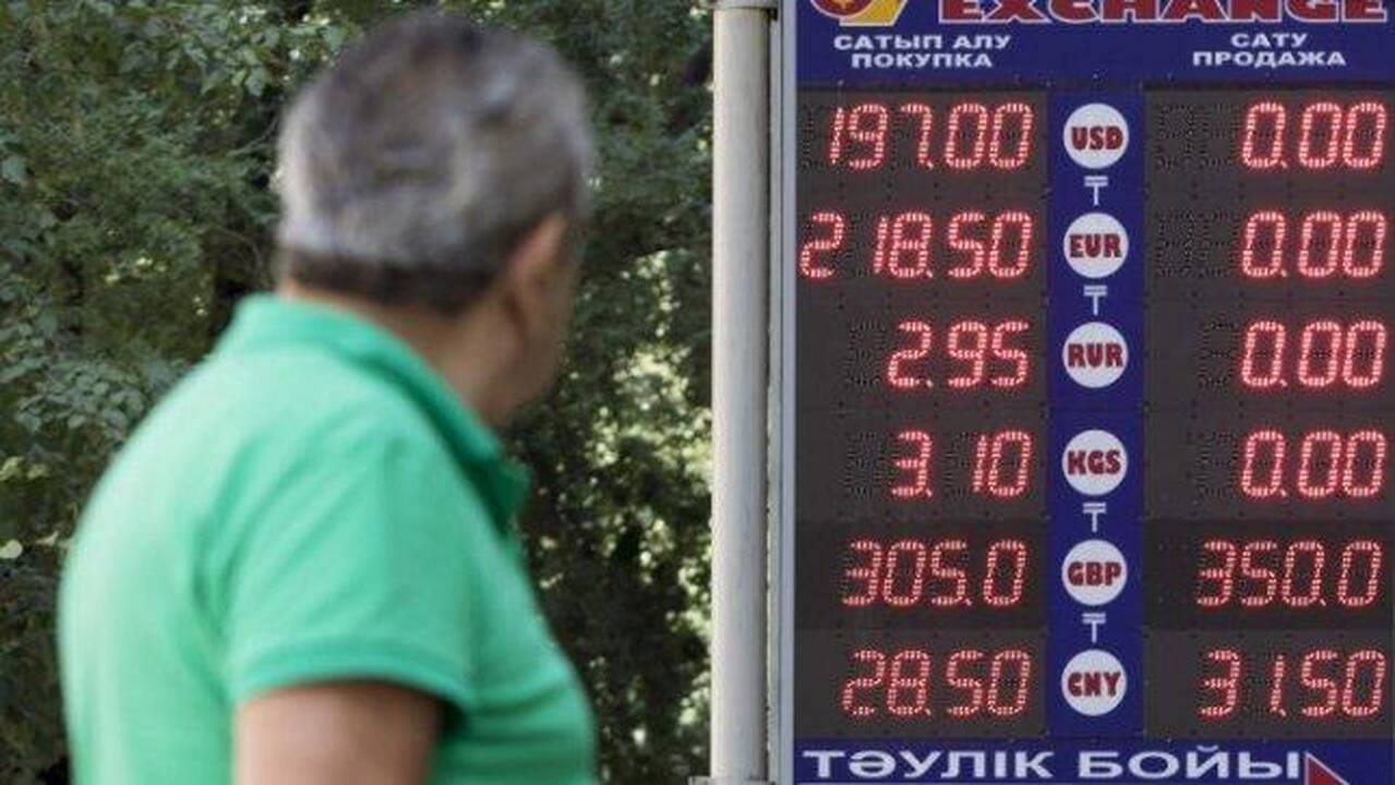 Kazachstano tengė per kelias valandas atpigo ketvirtadaliu