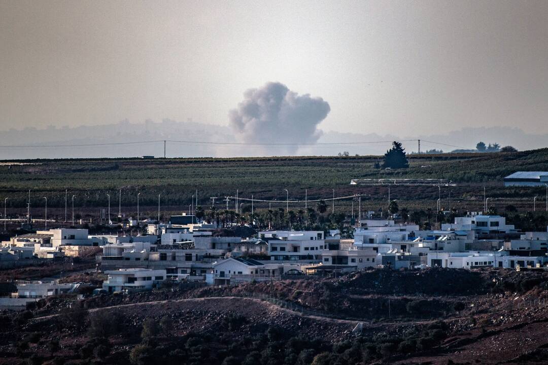 Izraelio kariuomenė teigia pirmadienį Libane smogusi maždaug 800 „Hezbollah“ taikinių