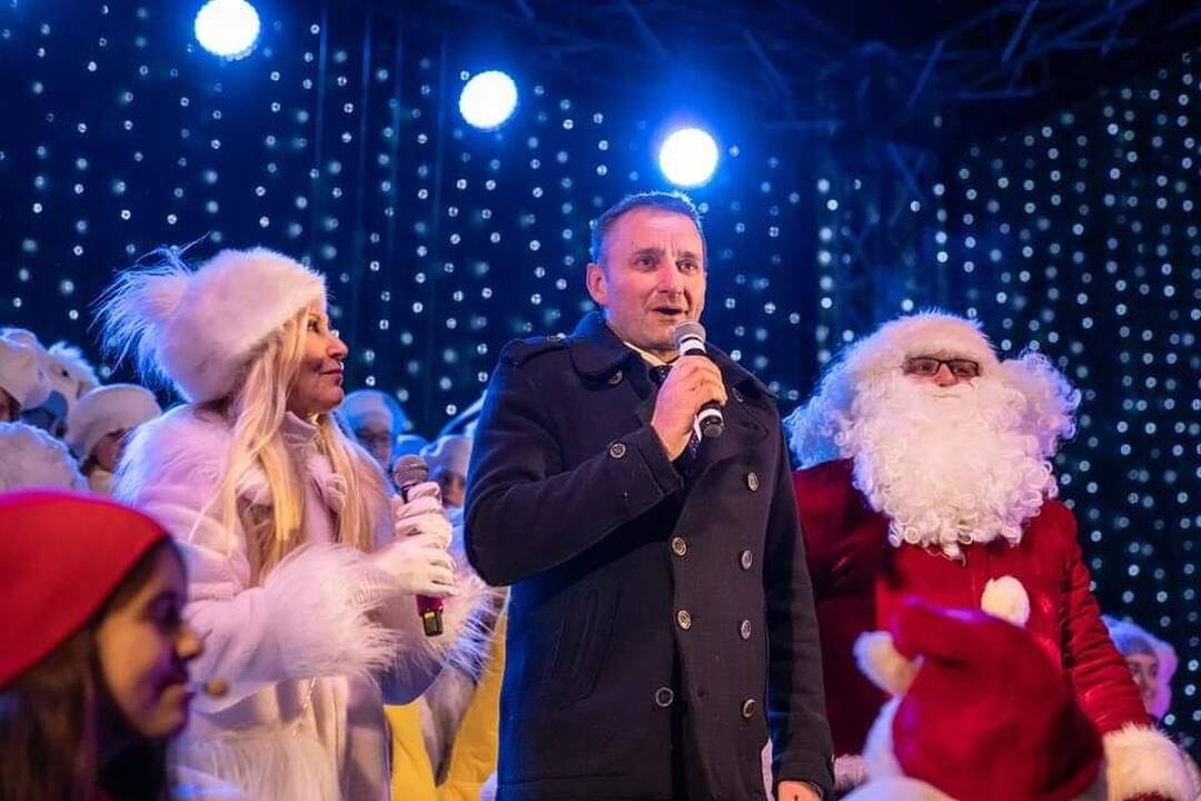 Šiauliuose suspindo pagrindinė miesto Kalėdų eglė