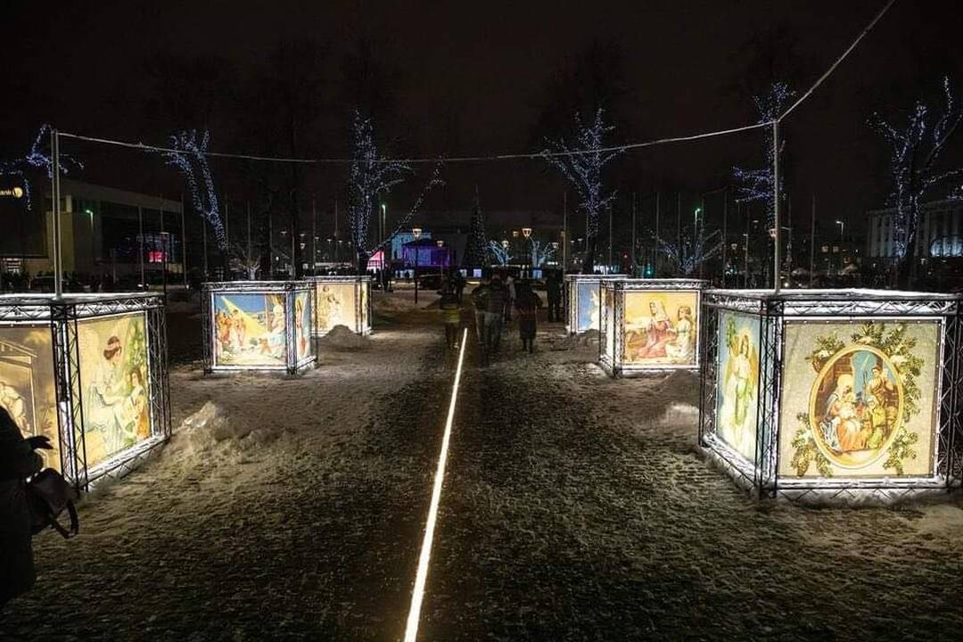 Šiauliuose suspindo pagrindinė miesto Kalėdų eglė