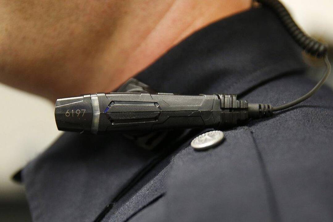 Savanoriai pavogė tris policijos automobilius ir elektroimpulsinių ginklų