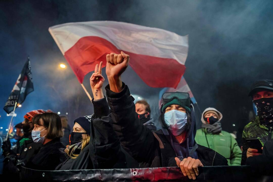 Lenkijos vyriausybė paskelbė naujas gaires, skirtas sušvelninti apribojimus abortams