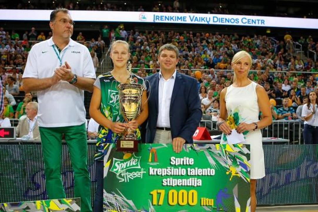 "Sprite" krepšinio turnyro talentų kovų nugalėtoja apsipirko už 8000 litų