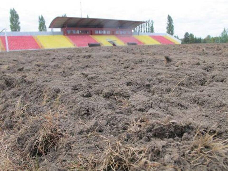 Ketvirtį milijono litų kainavusi Tauragės stadiono veja suarta