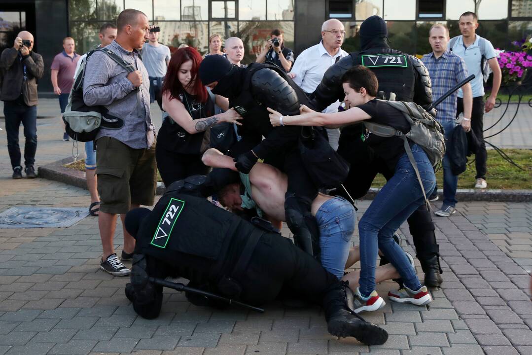 Baltarusijoje pareigūnai suiminėja protestuotojus