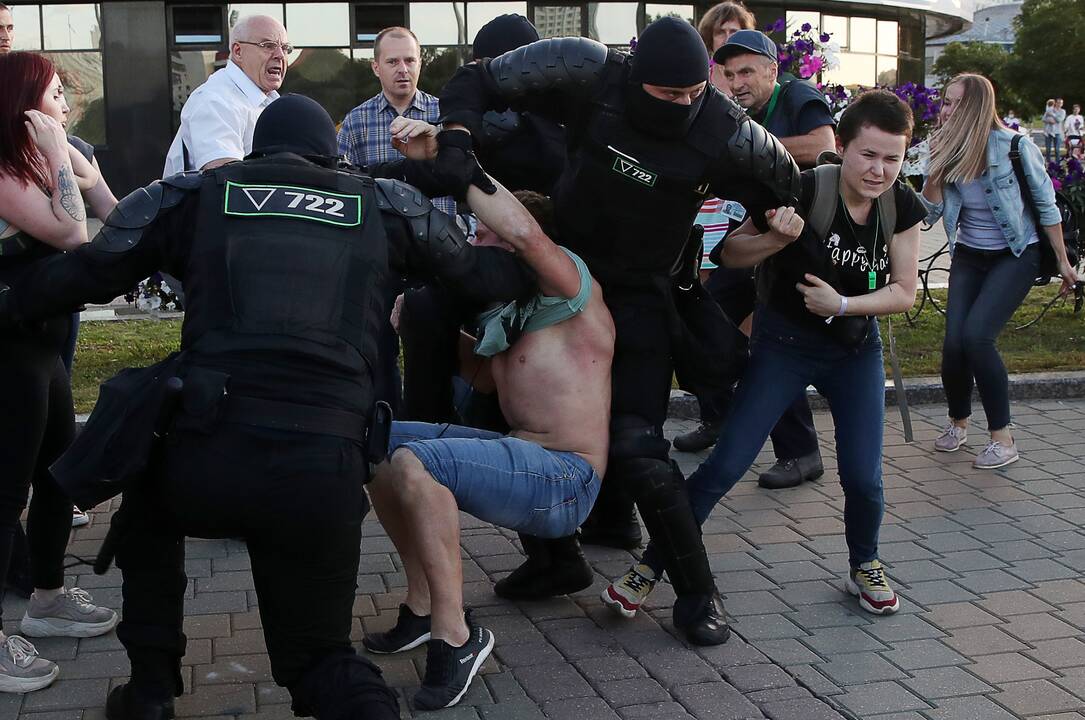 Baltarusijoje pareigūnai suiminėja protestuotojus