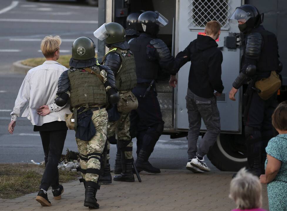 Minske atsinaujino milicijos ir opozicijos protestuotojų susirėmimai