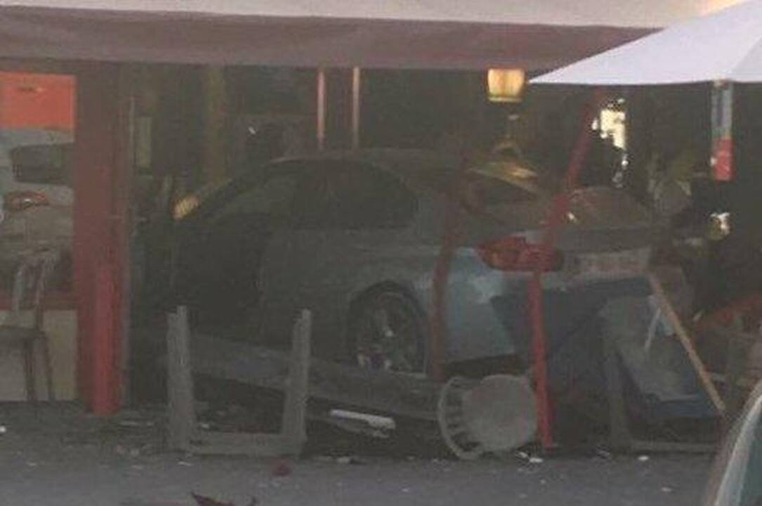 Paryžiaus apylinkėse automobiliui įsirėžus į piceriją žuvo mergaitė