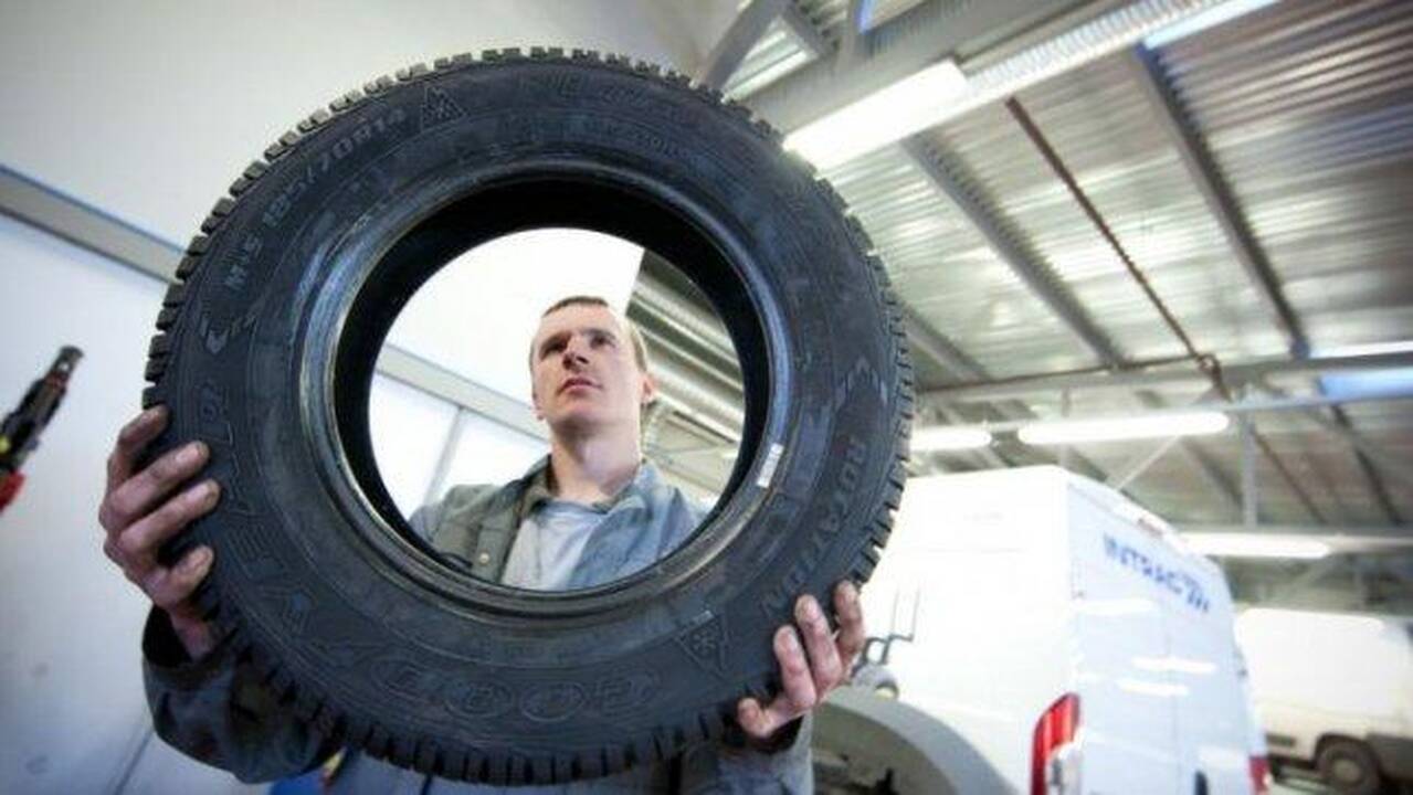 Kokia nuobauda gresia paskubėjusiems pasikeisti padangas?