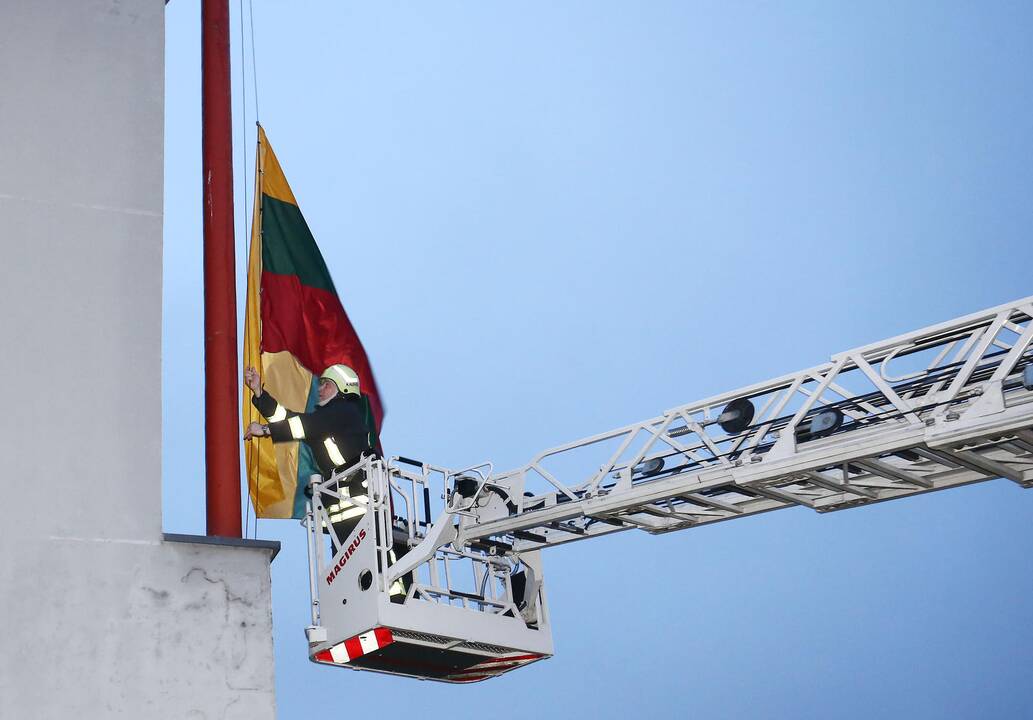 Šilainių ugniagesiai iškėlė išskirtinio dydžio trispalvę