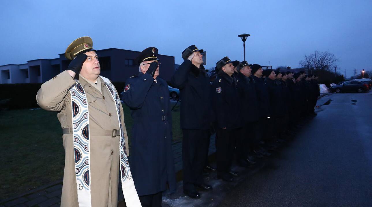 Šilainių ugniagesiai iškėlė išskirtinio dydžio trispalvę