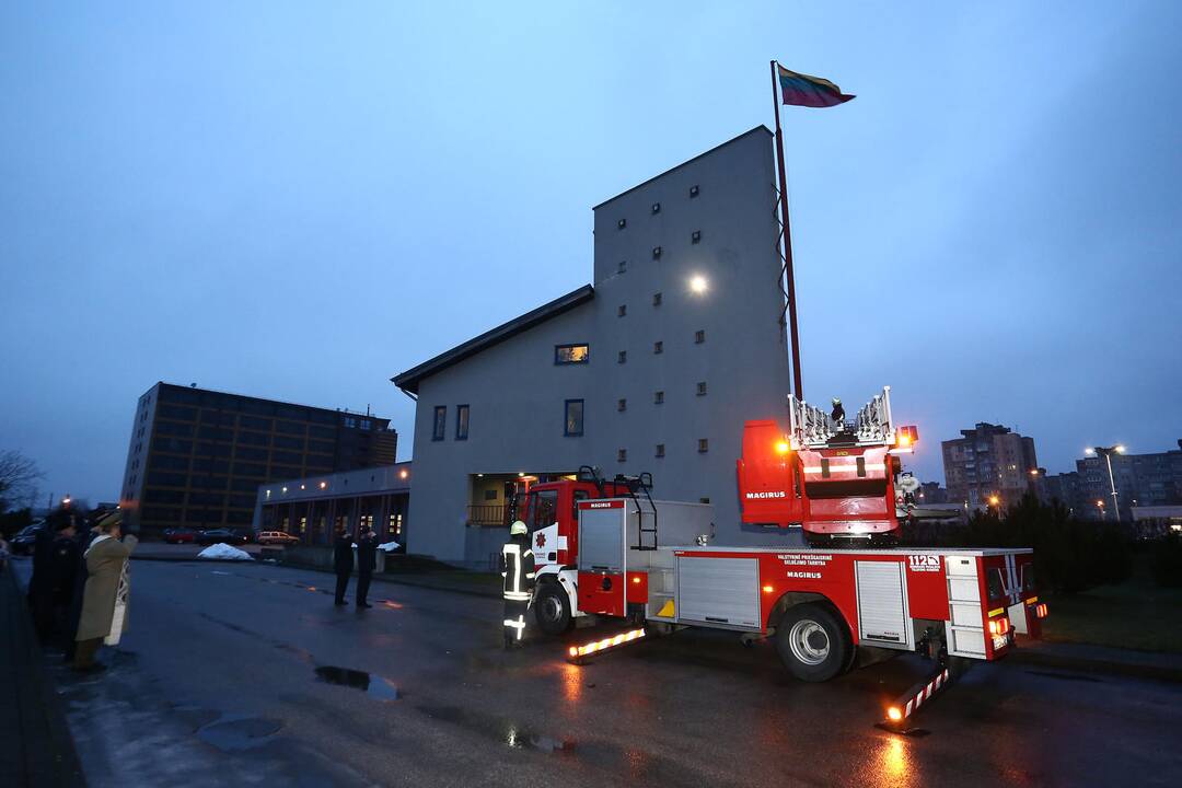 Šilainių ugniagesiai iškėlė išskirtinio dydžio trispalvę