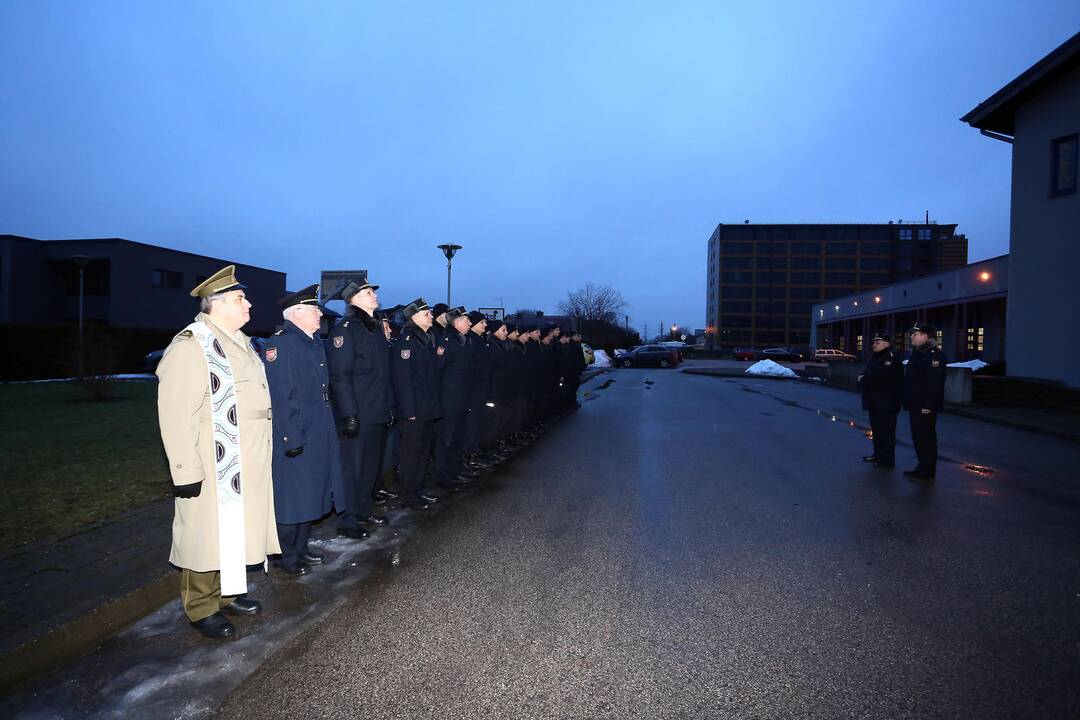 Šilainių ugniagesiai iškėlė išskirtinio dydžio trispalvę