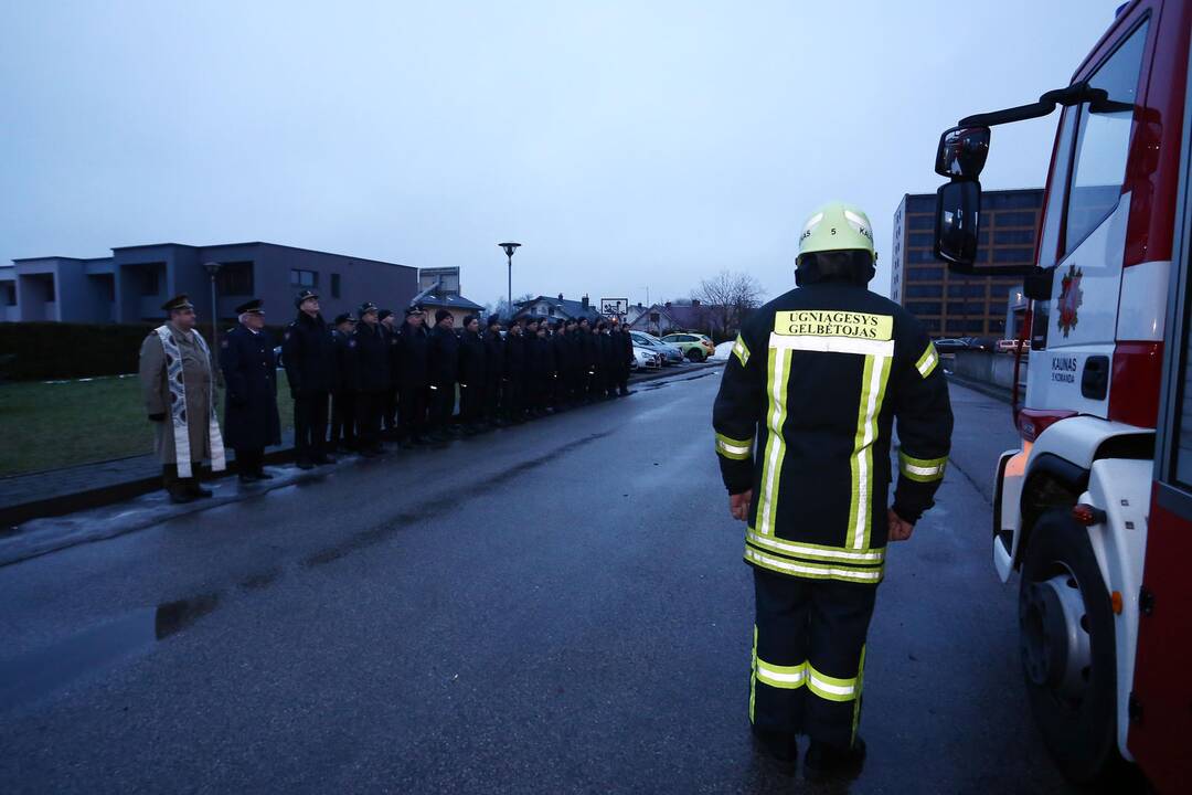 Šilainių ugniagesiai iškėlė išskirtinio dydžio trispalvę