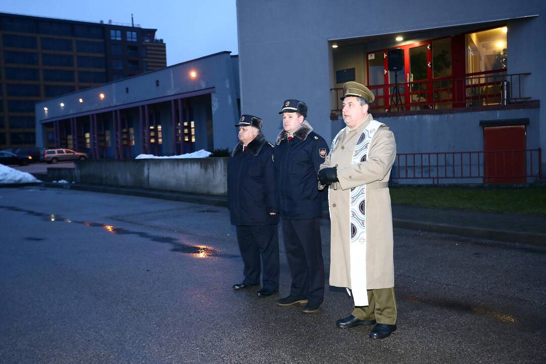 Šilainių ugniagesiai iškėlė išskirtinio dydžio trispalvę