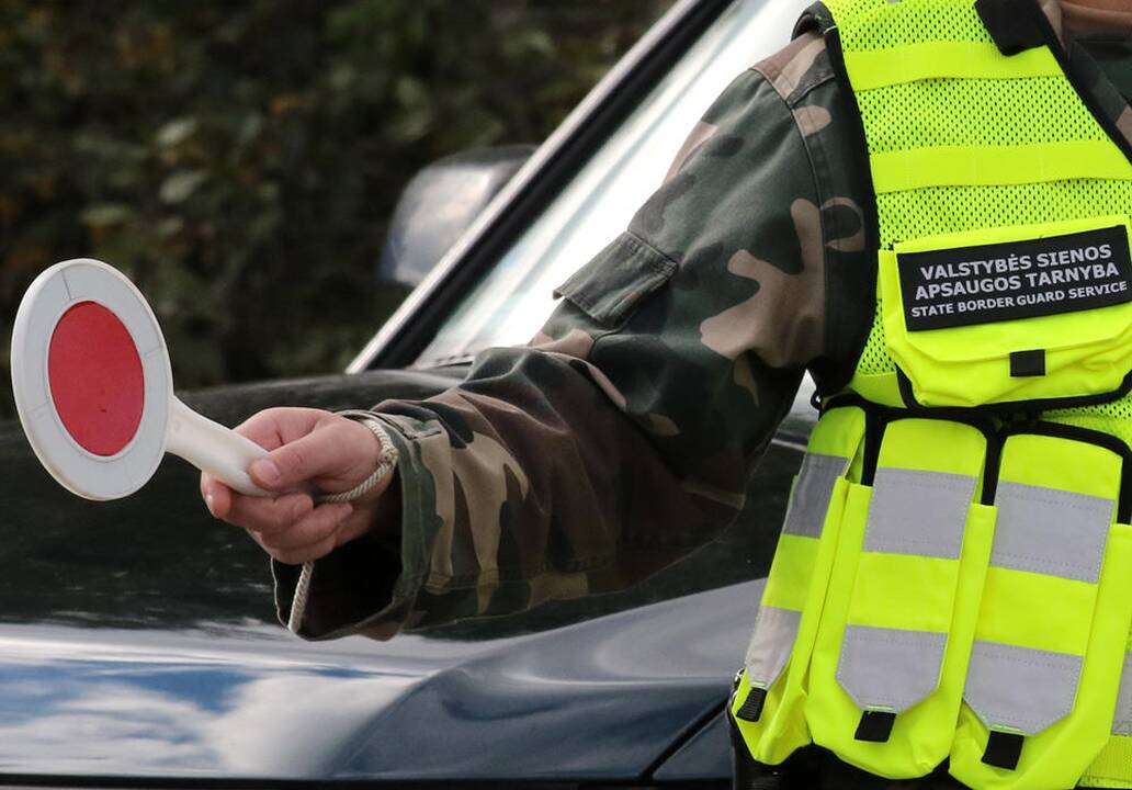 Teisę vairuoti automobilį praradęs latvis VSAT pareigūnams ištiesė klastotę