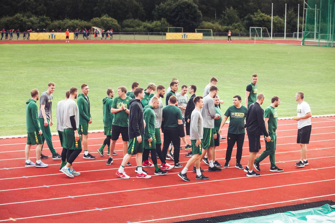 Palangoje varžėsi Lietuvos rinktinės krepšininkai ir futbolininkai 