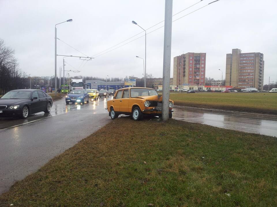 Į Kauno gatves išriedėjęs „Žiguli“ pateko į avariją