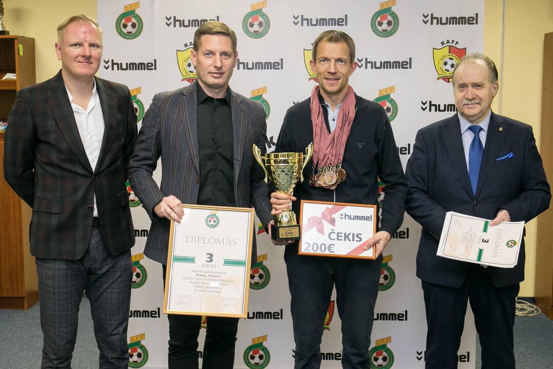 Geriausio Kauno apskrities futbolininko prizą atsiėmė "Stumbro" gynėjas R.Sadauskas (viduryje).