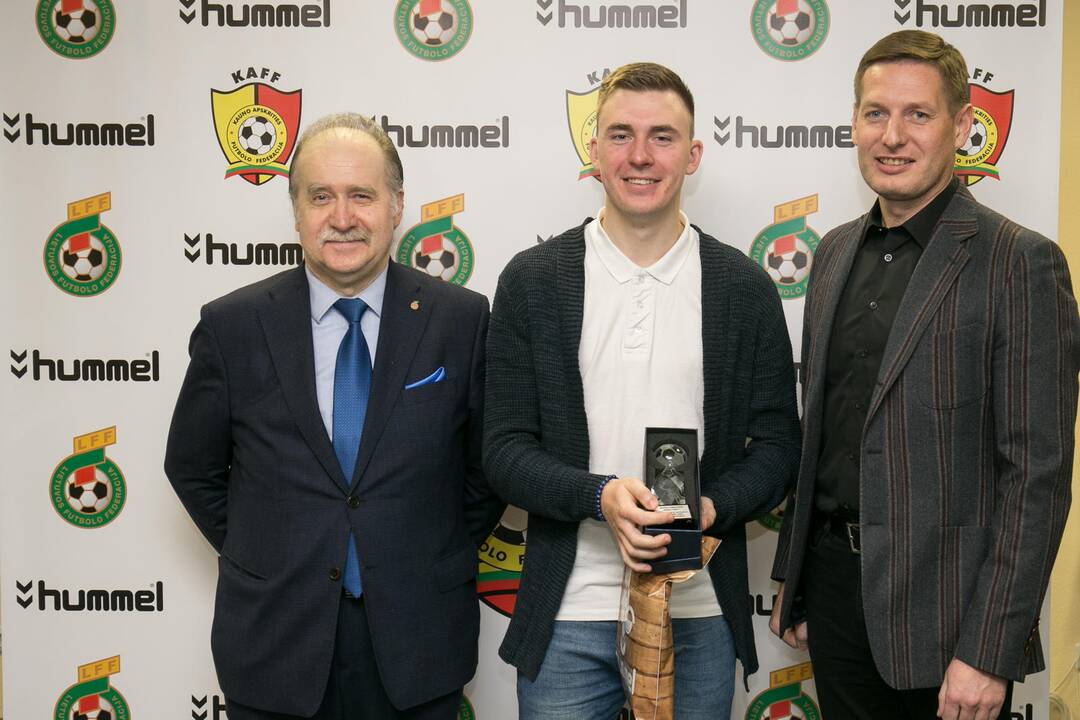 Geriausio Kauno apskrities futbolininko prizą atsiėmė "Stumbro" gynėjas R.Sadauskas (viduryje).