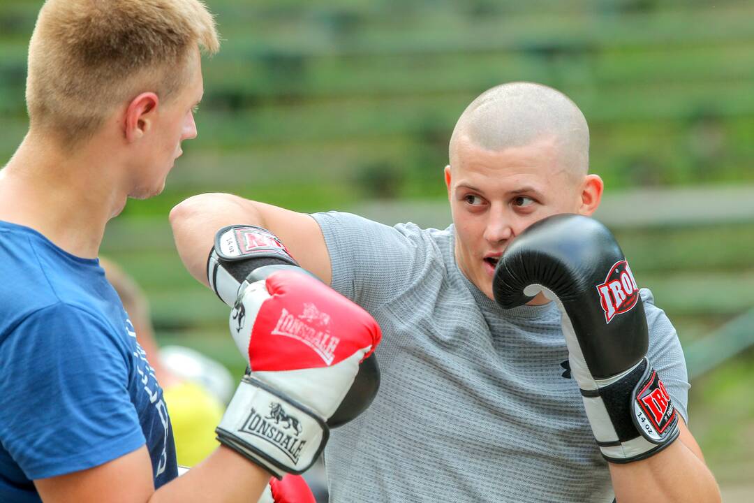 Profesionalų ringą drebinančio lietuvio treneris: tikimės išvengti operacijos