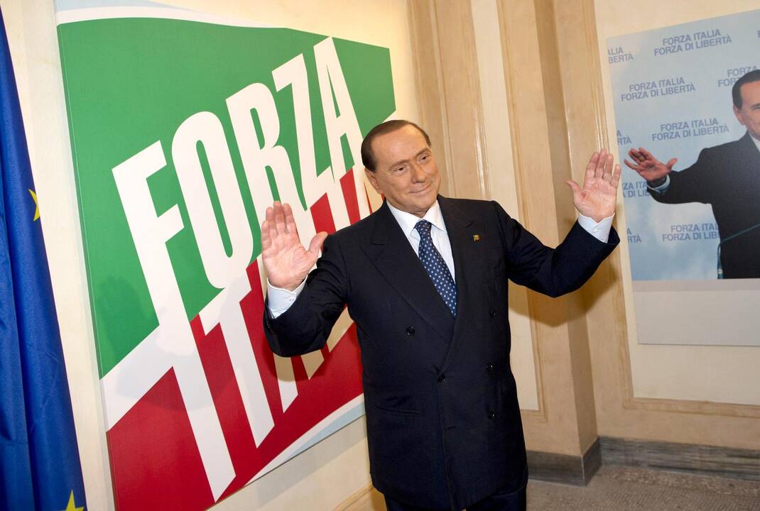 S.Berlusconi partijos parlamentarai grasina masiniu atsistatydinimu